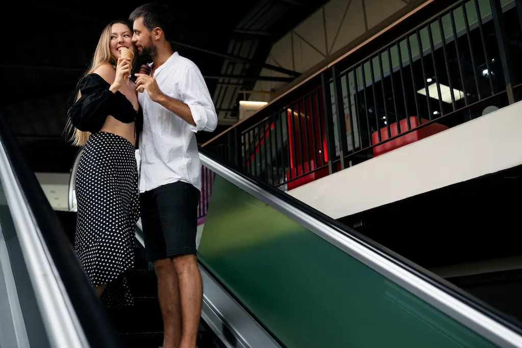 personas en el centro comercial comiéndose un helado